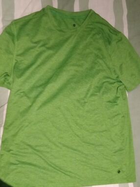 BRAND NEW Classic Short-Sleeve V-Neck Tee in Green